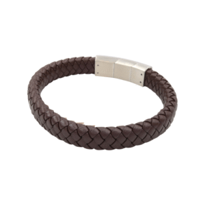 Un Bracelet homme cuir acier /Marron, composé de cuir tressé marron et d'un fermoir argenté, est élégamment présenté sur un fond blanc.