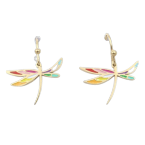 Boucles d'oreilles acier laqué libellule : boucles d'oreilles en forme de libellule en or avec des ailes colorées en émail rouge, orange, jaune, vert et bleu. Parfaites pour ajouter une touche vibrante à n'importe quel look. Présentées sur fond blanc.