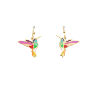 Paire de Boucles d'oreilles acier laqué colobri /or, en forme de colibri avec des bords dorés et des motifs géométriques roses, verts, rouges, bleus et jaunes. Les crochets sont dorés.