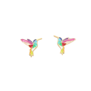 Boucles d'oreilles colibri géométriques en émail multicolore souligné d'or sur fond blanc - idéales pour être associées aux Boucles d'oreilles acier laqué Tortue afin d'ajouter une touche vibrante à votre collection d'accessoires.