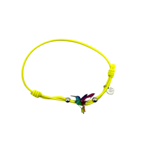 Le Bracelet acier inoxydable laqué colibri/jaune est composé d'un cordon réglable jaune, de perles argentées et d'une breloque colibri en acier inoxydable laqué coloré au centre, sur fond blanc.