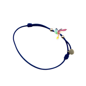 Le Bracelet acier inoxydable laqué colibri/bleu est un bracelet à cordon réglable bleu avec une breloque colibri géométrique colorée, des perles argentées et un disque métallique rond près du nœud.
