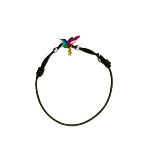 Le Bracelet acier inoxydable laqué colibri/Noir est un bracelet en cordon noir avec une breloque colibri en acier inoxydable laqué et deux perles argentées, sur fond blanc.