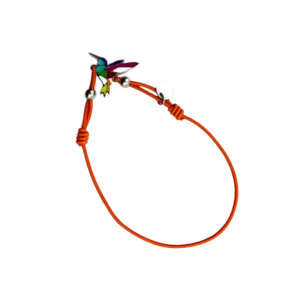 Le Bracelet acier inoxydable laqué colibri/orange se compose d'un cordon orange, d'une breloque colibri géométrique colorée en acier inoxydable laqué et de petites perles argentées, le tout sur fond blanc.