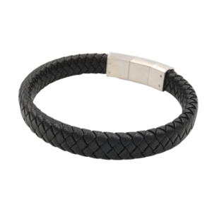 Le Bracelet homme cuir acier /Noir est un bracelet en cuir tressé noir avec un fermoir rectangulaire en argent, présenté sur un fond blanc.