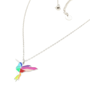 Le Collier en acier laqué colibri / argent est un collier à chaîne en argent comportant un pendentif colibri coloré et géométrique de style origami en bleu, vert, jaune, orange, rouge et violet.