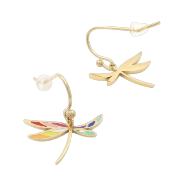 Paire de Boucles d'oreilles acier laqué libellule avec finition dorée, ailes en émail coloré dans les tons rouge, orange, jaune, vert et bleu, et boucles d'oreilles en plastique transparent.