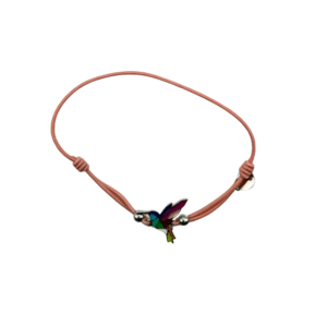 Le Bracelet acier inoxydable laqué colibri/Rose est un bracelet à cordon ajustable rose avec une breloque colibri vibrante, deux perles argentées et une étiquette ronde argentée, le tout sur fond blanc.