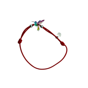 Bracelet acier inoxydable laqué colibri/rouge : un bracelet en cordon rouge avec une breloque colibri en émail coloré et des perles argentées, présentées sur un fond blanc. Parfait comme bijou délicat pour toute occasion.