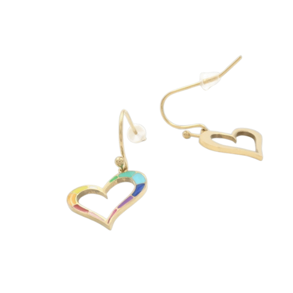 Paire de Boucles d'oreilles acier laqué cœur en or, en forme de cœur avec des accents de couleur arc-en-ciel sur un bord, des fermetures à crochet et des supports en plastique transparent, sur fond blanc.