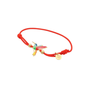 Un bracelet en cordon rouge avec une breloque géométrique en forme de colibri et des perles en or - ce Bracelet acier inoxydable laqué argent colibri/Rouge allie élégance et durabilité.