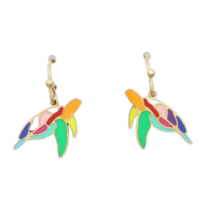 Boucles d'oreilles acier laqué Tortue : boucles d'oreilles à crochet en or en forme de tortues de mer, avec une mosaïque d'émaux colorés en vert, bleu, rose, orange, jaune et violet. Les tortues sont orientées dans des directions opposées pour un aspect ludique.