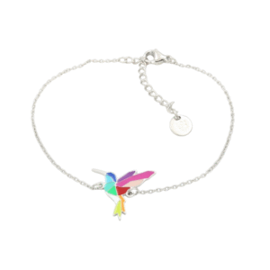Bracelet acier laqué colibri /argent avec une breloque colibri géométrique colorée et une petite étiquette ronde près du fermoir, présenté sur un fond blanc.