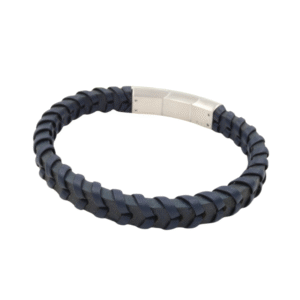 Le Bracelet homme cuir acier /Marine est un bracelet pour homme en cuir tressé bleu foncé avec un fermoir en métal argenté, élégamment présenté sur un fond blanc.
