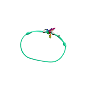 Un bracelet en corde turquoise avec un nœud ajustable comporte une breloque colorée Bracelet acier inoxydable laqué colibri/amande au centre, présentée sur un fond blanc.