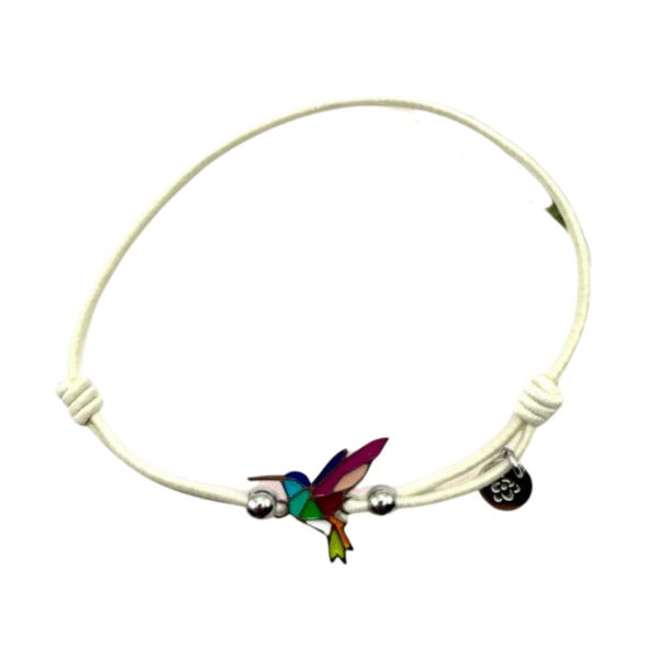 Un bracelet en cordon beige avec une breloque colibri en acier inoxydable émaillé et des perles en argent-Bracelet acier inoxydable laqué argent colibri/Beige.