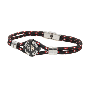 Le Bracelet homme acier cordon multi colors /Noir se compose d'un cordon tressé noir avec des accents rouges et blancs, d'une breloque d'ancre centrale en métal et de fermoirs argentés élégants.