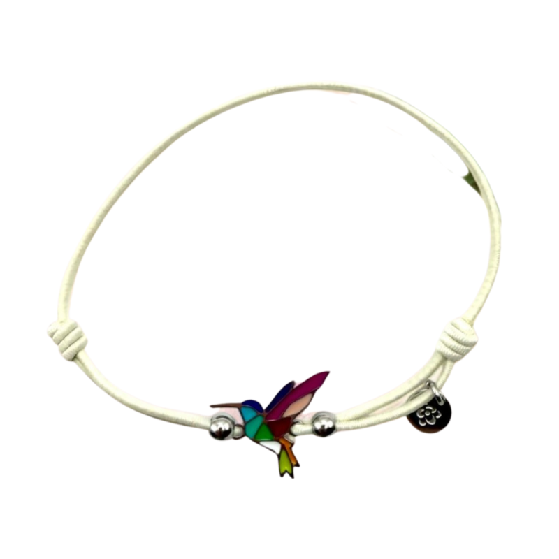 Le Bracelet acier inoxydable laqué colibri/beige est composé d'un cordon blanc avec une breloque colibri géométrique vibrante, deux perles argentées et une étiquette métallique, ce qui en fait un accessoire élégant pour toutes les tenues.