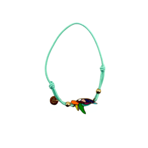 Le bracelet acier inoxydable laqué Tortue/Amande est composé d'un cordon turquoise, d'une breloque tortue de mer en émail coloré, de perles dorées et d'une petite étiquette ronde dorée qui brillent élégamment sur un fond blanc.