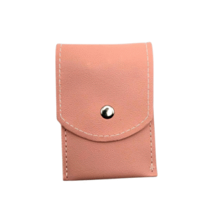 Une pochette compacte en cuir rose avec des coutures blanches et un bouton-pression argenté contient votre Set onglerie Rose, idéale pour le rangement et présentée sur un fond blanc.