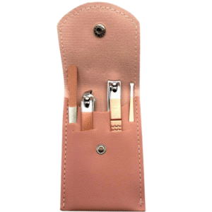 Le Set onglerie Rose est un étui en cuir rose contenant un kit manucure mauve complet avec une lime à ongles, deux coupe-ongles, des ciseaux à cuticules et une pince à épiler, le tout soigneusement organisé dans leurs propres compartiments.