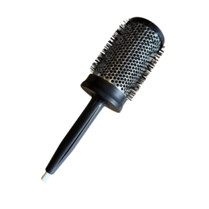 La Brosse Ronde Termix - Diamètre 60 est une brosse à cheveux ronde avec un manche noir, un corps métallique ventilé et des poils noirs - parfaite pour coiffer les cheveux longs. Elle est présentée isolée sur un fond blanc.