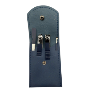 Set onglerie Bleu est un étui en cuir bleu dans lequel sont rangés deux tondeuses, une lime, une pince à épiler et un repousse-cuticules pour un accès facile à l'intérieur de la trousse ouverte.