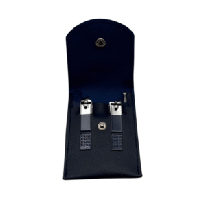 Un étui en cuir noir avec bouton-pression en métal contient deux coupe-ongles argentés, chacun d'une taille différente avec des poignées texturées, à l'intérieur d'une doublure sombre. Cette trousse compacte est aussi pratique que le Set onglerie Bleu marine.