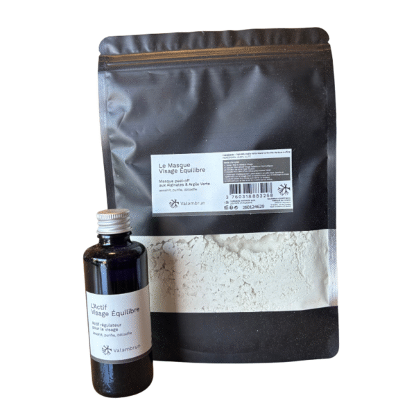 Une pochette de poudre blanche et un petit flacon en verre foncé, tous deux faisant partie du Masque Peel Off équilibre (3) 70G de Saly Cosmétiques, sont placés côte à côte sur un fond blanc.