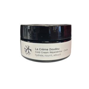 Un contenant noir et blanc étiqueté « Crème Doudou 100 ml - Saly Cosmétiques » avec un logo simple en forme de branche d'arbre à gauche. Idéal comme soin hydratant et nourrissant quotidien pour le corps.