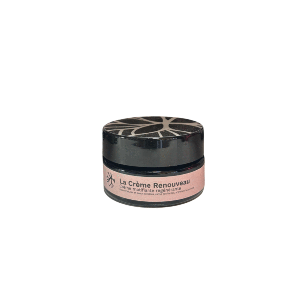 Un petit pot rond avec un couvercle noir et une étiquette rose indiquant « Crème renouveau 30 ml -anti-âge -Saly Cosmétiques » — une crème matinale rajeunissante, présentée sur un fond blanc.