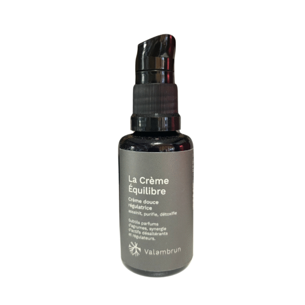 Un flacon pompe noir étiqueté « La crème équilibre 30 ml - anti-imperfections » de Saly Cosmétiques présente un design minimaliste avec un texte blanc sur un fond gris épuré ; cette crème régule et traite en douceur les imperfections.