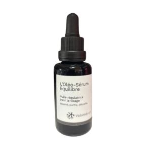 Un flacon compte-gouttes en verre noir étiqueté « Oléo-Sérum Équilibre 30 ml-Saly Cosmétiques » est présenté sur un fond blanc, avec un texte français le décrivant comme un sérum d'huile pour le visage bio-équilibrant nourrissant.