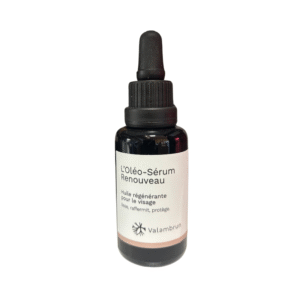 Un flacon compte-gouttes en verre foncé étiqueté « Oléo-Sérum Renouveau 30 ml-Saly Cosmétiques » présente une étiquette blanche minimaliste avec des accents noirs et pêche, indiquant qu'il s'agit d'une huile pour le visage régénérante.