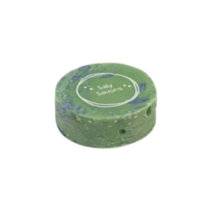 Un savon rond, vert avec des tourbillons bleus et blancs, étiqueté « Salty Savons », présente le Savon Avocat Patchouli-120g de Saly Cosmétiques, présenté sur un fond blanc.