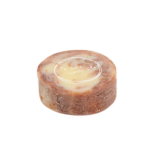 Un pain de savon rond, marbré marron et crème, étiqueté « Savon Bourrache et Linaloé -120g-Saly Cosmétiques » se pose élégamment sur un fond blanc épuré.