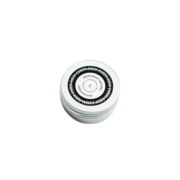 Un petit flacon rond blanc orné d'une étiquette noire et blanche « DEODORANT » et de touches de feuilles se détache sur un fond uni. Voici le Déodorant Air des Cimes 30 g de Saly Cosmétiques, un format compact et frais.