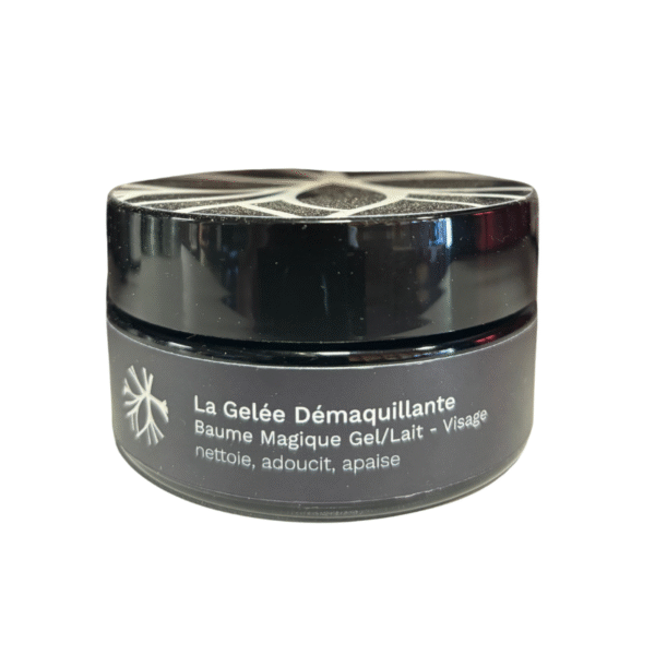 Un pot noir étiqueté « Gelée Démaquillante Bio 100 ml - Saly Cosmétiques » présente des instructions en français sur les propriétés nettoyantes, adoucissantes et apaisantes. Le couvercle arbore un motif géométrique. Contient une gelée démaquillante naturelle et biologique pour un soin du visage tout en douceur.