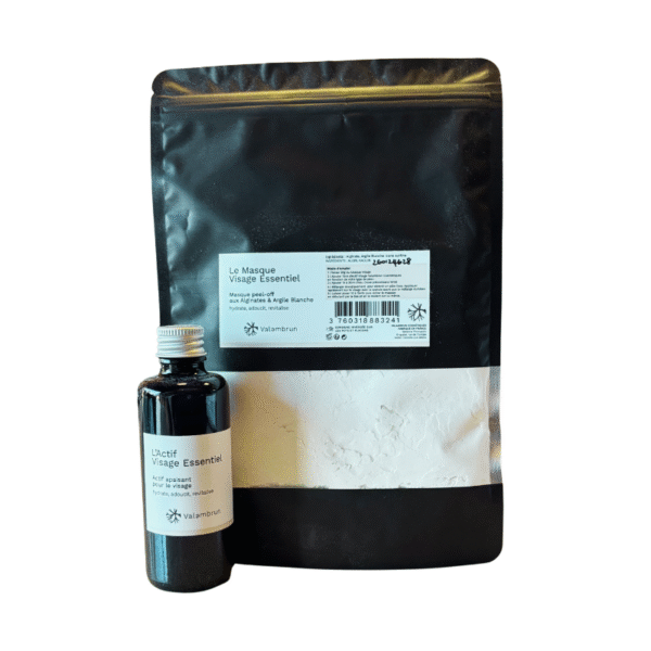 Un flacon intitulé « L’Actif Visage Essentiel » se dresse devant un pochon noir intitulé « Masque Peel Off Essentiel (3) 70G - Saly Cosmétiques » ; tous deux sont des produits de soin haut de gamme.