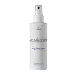 Le Spray Ultra Waves Sublimo - Art et Contraste est présenté dans un flacon blanc avec vaporisateur, orné d'un texte violet et gris sur une étiquette minimaliste. Idéal pour texturiser les cheveux coiffés/décoiffés et leur donner du volume et des ondulations ultra-précises.