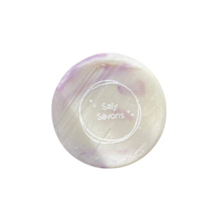 Un savon rond marbré orné de volutes violet clair et blanches, avec l'inscription « Saly Savons » gravée au centre. Voici le Savon Amande Douce et Ylang-Ylang 120 g de Saly Cosmétiques, présenté sur un fond blanc uni.
