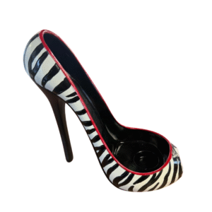 Rehaussez votre espace avec le Socle de rangement glamour pour fer à lisser, un support en forme de chaussure à talons hauts à rayures zébrées noires et blanches avec bordure rouge, parfait pour ranger un lisseur, une bouteille ou un verre.