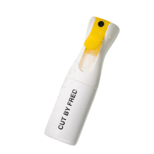Le flacon pulvérisateur Pschiitt by Fred (vide)-200 ml de Cut by Fred est doté d'une gâchette jaune, pulvérise une fine brume et est présenté sur un fond blanc.