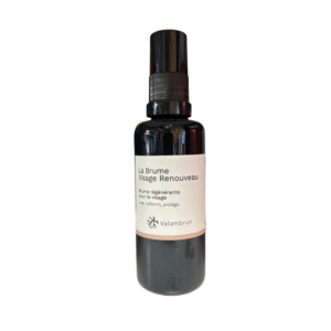 Un flacon pulvérisateur noir étiqueté "La Brume Visage Renouveau-50Ml" de Saly Cosmétiques, une brume régénérante pour le visage, se dresse debout sur un fond blanc. Aussi appelé brume-visage-renouveau-50ml-saly.