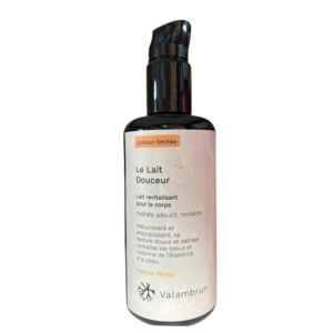 Un flacon pompe noir étiqueté « Le Lait Douceur-pêche » de Saly Cosmétiques (200 ml), orné d'une étiquette blanche aux inscriptions noires et pêche, met en valeur ses bienfaits hydratants, adoucissants et revitalisants. Lait corps nourrissant en édition limitée.