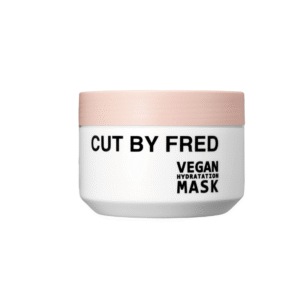 Le masque hydratant végétalien 400 ml de Cut by Fred est présenté dans un pot blanc avec un couvercle rose clair et un étiquetage noir audacieux, idéal pour vos besoins d'hydratation capillaire végétaliens.