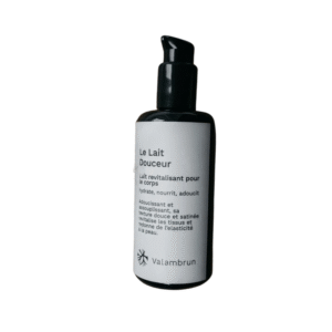 Un flacon pompe noir, étiqueté « Le Lait Douceur-Coco - 200 ml », de Saly Cosmétiques, hydrate et nourrit votre peau grâce à son Lait Corps Coco Nourrissant revitalisant. Le fond blanc met en valeur son élégant design français.