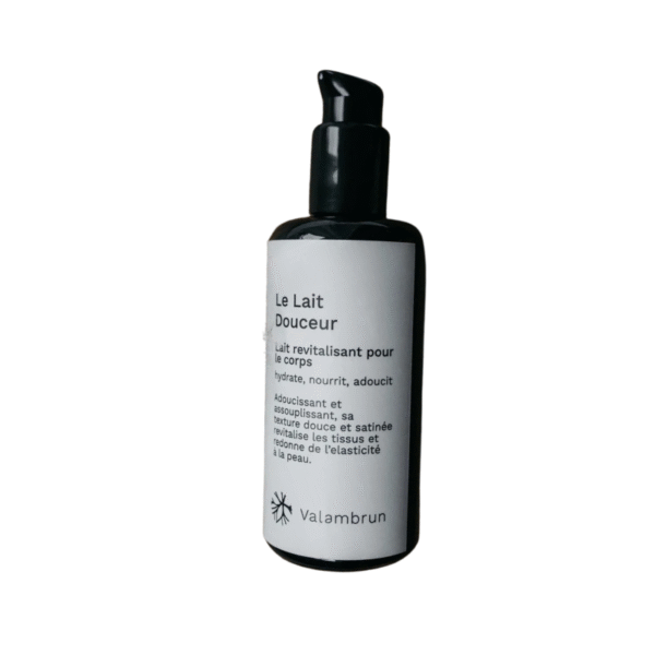 Un flacon pompe noir, étiqueté « Le Lait Douceur-Coco - 200 ml », de Saly Cosmétiques, hydrate et nourrit votre peau grâce à son Lait Corps Coco Nourrissant revitalisant. Le fond blanc met en valeur son élégant design français.