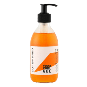 Un flacon pompe transparent de Gel tenue des boucles - Vegan Curl Gel - 300 ml de Cut by Fred présente une étiquette géométrique accrocheuse qui met en valeur des boucles définies et durables avec une tenue végétalienne.