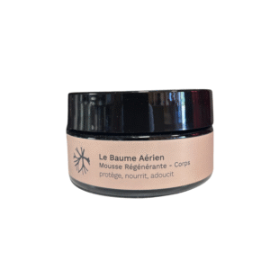 Un pot beige avec un couvercle noir, étiqueté "Le Baume Aérien 100 ml - Hydratation - Saly Cosmétiques" et arborant un simple logo arbre noir sur le côté gauche, de la collection Baume Aérien Saly Cosmétiques.